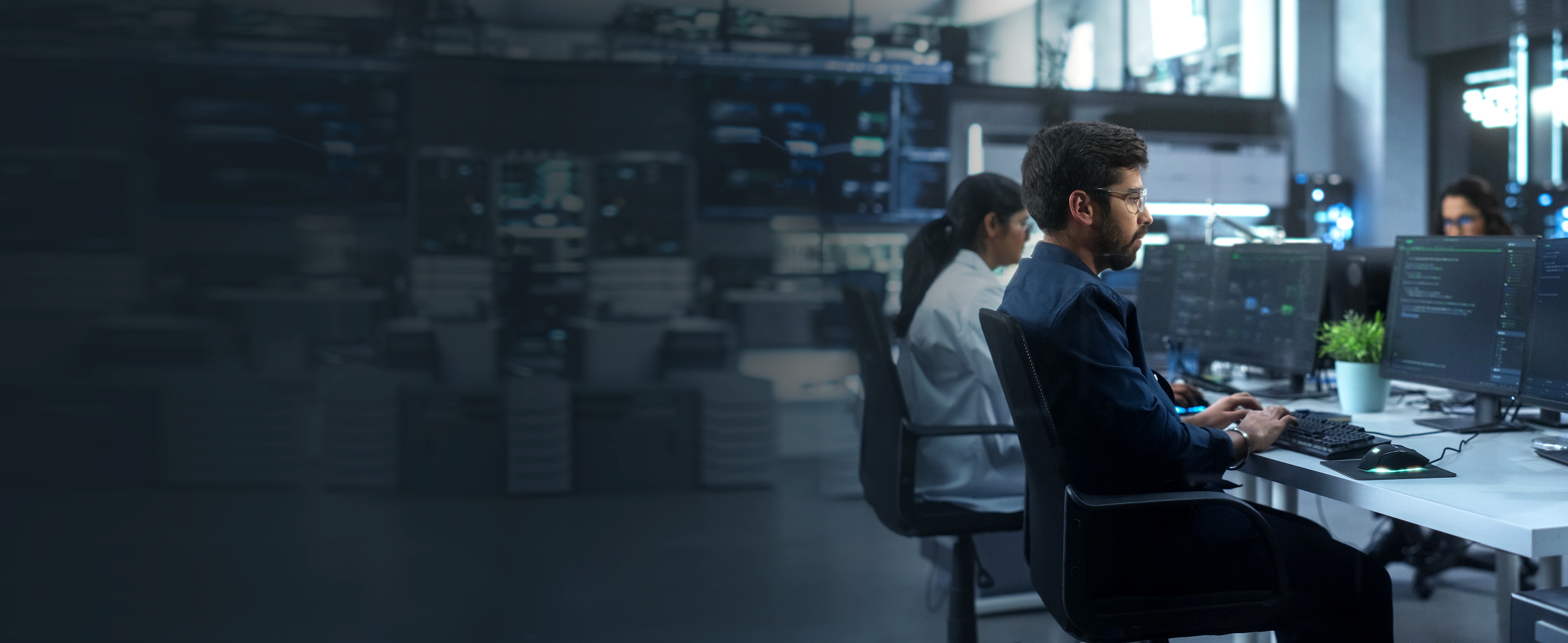 Des collaborateurs à leurs postes de travail et travaillant sur des ordinateurs