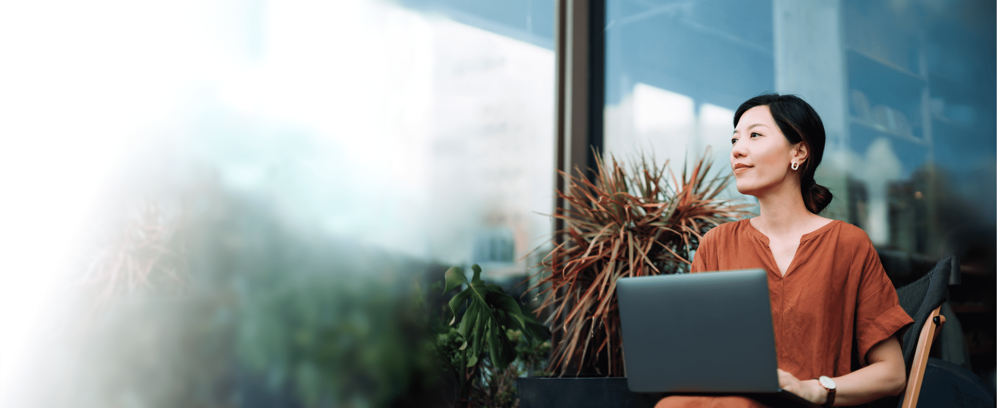 امرأة تستخدم الكمبيوتر المحمول في بيئة هجينة