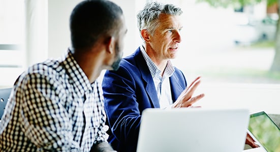 رجلان في اجتماع عمل